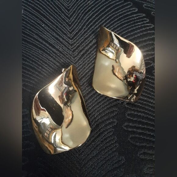 Zara Elegant Goldtone Abstract Statement Earrings - Picture 5 of 11